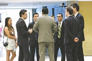 Grupo de defensores públicos na entrada do plenário da Assembleia abordando deputados que iam participar da sessão na manhã de ontem