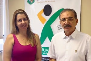 A coordenadora da Ouvidoria Parlamentar da Alece, Isabel Chaves, e o ouvidor parlamentar, deputado Walter Cavalcante