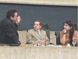 Deputado Heitor Férrer entre os governistas Augustinho Moreira e Patrícia Saboia, ontem, no plenário da Assembleia Legislativa 