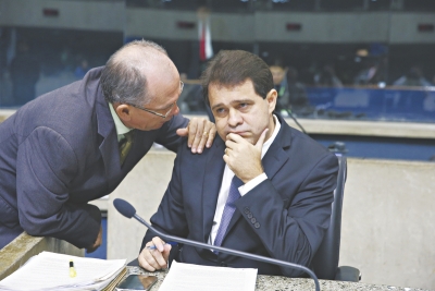 Secretário Nelson Martins conversa, reservadamente, com o líder do Governo, deputado Evandro Leitão, no plenário da Assembleia