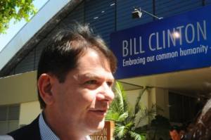 Cid Gomes ao chegar na ala por onde entraria Bill Clinton