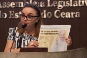 A deputada Eliane Novais citou uma matéria do Diário do Nordeste para lembrar o primeiro ano de pontificado do Papa Bento XVI