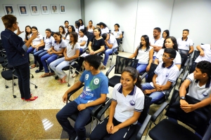 Estudantes da Escola de Ensino Fundamental e Médio Balbina Jucá