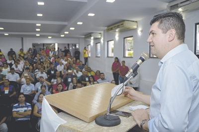 Deputado federal Ronaldo Martins fala para os correligionários no encontro de sábado, na Câmara Municipal, quando o seu nome foi definido para a Prefeitura