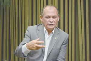 O secretário Nelson Martins reconhece as dificuldades em atender a demandas de deputados em meio à crise econômica que traz reflexos ao CE