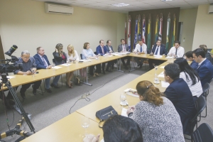 Convocados pelo presidente da Assembleia, Zezinho Albuquerque, 27 dos 46 deputados estaduais compareceram à reunião de ontem