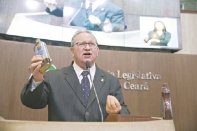 Deputado Roberto Mesquita levou para o plenário da Assembleia, ontem, vários vidros de óleo de peroba, distribuindo-os com colegas 