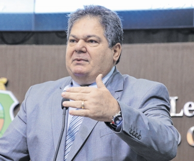 Osmar Baquit deixou o secretariado do Governo Camilo Santana só para ser o relator da PEC que pretende extinguir o Tribunal de Contas