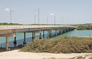 Construída com recursos federais que somaram R$ 9,7 milhões, a Ponte da Sabiaguaba não cumpre o objetivo de encurtar a distância entre Fortaleza e o litoral leste cearense por falta de intervenção nas vias que dão acesso a ela 