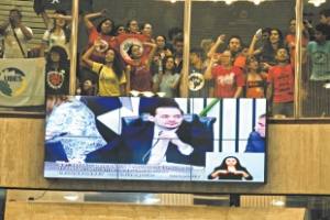 Este grupo de manifestantes calou a Assembleia e ainda impôs que fosse lido, na tribuna daquela Casa, um documento de protesto contra a redução da maioridade penal, na pauta de votação na Câmara dos Deputados