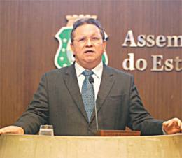 O vice-presidente da comissão Especial da Seca, Roberto Mesquita, diz que o secretário Nelson Martins é probo, mas não sabe gerenciar crises