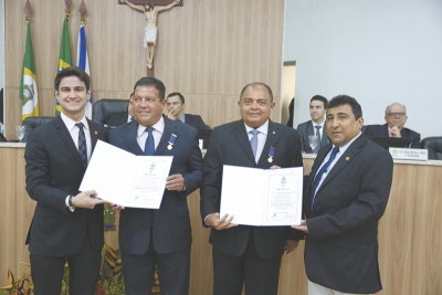 Raimundo Nonato e Teodoro Silva Santos (ao centro) foram homenageados por requisição dos vereadores Pedro Matos e Robert Burns 