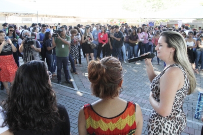 Caravana de Combate à Violência Contra a Mulher realiza ação na Uece