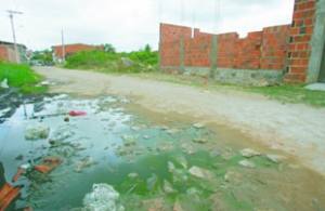 Falta de saneamento é um problema corriqueiro no Estado. No Interior, 58 a cada 100 casas têm sistema de ligação. Em Fortaleza, a cobertura é de 82%, mas muitas casas ainda não estão interligadas ao sistema