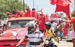 Elmano de Freitas ao lado da prefeita Luizianne Lins, no carro que abria a carreata do candidato que chegou a percorrer vários bairros da Capital 