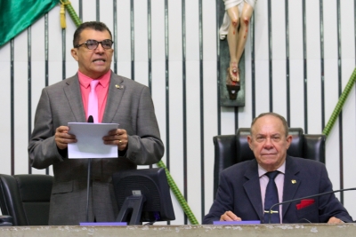 Leitura do expediente na abertura dos trabalhos na sessão plenária 