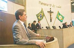 Deputado José Albuquerque, presidente da Assembleia Legislativa, fala no plenário, prestando contas das atividades da Mesa Diretora da Casa no primeiro semestre deste ano. 28 deputados apartearam a sua fala 