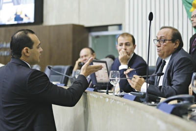 O deputado Danniel Oliveira contestou que o requerimento pedindo urgência na votação do Plano de Educação tivesse sido discutido antes. Tin Gomes, que presidia a sessão, conseguiu colocar proposta de urgência para ser votada 