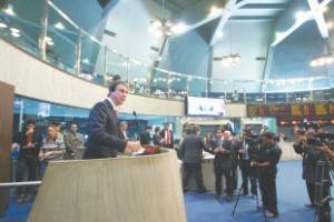 O governador Camilo Santana, em visita, ontem, à Assembleia Legislativa do Ceará para entregar a mensagem de aumento dos professores da rede estadual, disse que o Governo Federal vai anunciar, nos próximos dias, a liberação de recursos para minimizar problemas ocasionados pela seca no Estado. Segundo o chefe do Poder Executivo, a data do anúncio, que deverá ser feito pelo ministro da Integração Nacional, Gilberto Occhi, ainda não foi decidida.  &quot;Os recursos foram garantidos pela presidente (Dilma Rousseff) e pela Casa Civil. O ministro virá aqui anunciar, e espero que isso ocorra nos próximos dias, mas ainda não sei qual será a data&quot;, informou Camilo. No domingo passado, ele se reuniu com 13 dos 22 deputados cearenses na Câmara Federal, quando pediu o apoio deles para pressionar o Governo visando mais investimentos para combater os efeitos da seca no Estado.  Na reunião ocorrida no Palácio da Abolição, Santana lembrou que os reservatórios, em 2015, estão com recarga de apenas 0,52% do volume total e pediu aos parlamentares apoio para conseguir repasses de verbas para a Transposição das Águas do Rio São Francisco, compra de máquinas perfuratrizes e conclusão das obras da primeira etapa do Cinturão das Águas.  Na última terça-feira, o ministro Gilberto Occhi afirmou que o Governo Federal deve destinar cerca R$ 150 milhões no abastecimento de água e na implantação de adutoras de engate rápido aos nove estados do Nordeste. O governador disse ainda que os recursos liberados pelo Ministério da Saúde para enfrentar os problemas na área, pouco mais de R$ 25 milhões, não são suficientes para enfrentar a situação atual no Estado. Ele afirmou que está trabalhando, junto com técnicos, em Brasília, para conseguir o resto das verbas.  &quot;Passei o dia todo em Brasília e vou voltar para lá na próxima terça-feira para bater o martelo em torno dos números e a partir daí termos um posicionamento do ministério e da presidente&quot;, declarou Camilo.  Ceará Pacífico  O Governo deve instalar, em junho, o programa Ceará Pacífico, que vai trabalhar políticas de integração entre as secretarias para melhoria da Segurança. O modelo foi apresentado por Camilo Santana a representantes do Tribunal de Justiça, Assembleia Legislativa, Defensoria Pública e às polícias do Estado.  A próxima etapa é a formação de um comitê que deve ser montado após a visita do ministro da Justiça, Eduardo Cardozo, marcada para o próximo mês. &quot;Vamos oficializar o comitê do pacto do Ceará Pacífico e lançar as primeiras ações. O primeiro território será no Vicente Pinzón, integrando urbanismo, escola, saúde. Não tenho dúvidas que esse será o grande caminho, pela experiência em outros países que integraram todas as áreas que têm relação com Segurança Pública&quot;, declarou.  Camilo foi questionado sobre a parceria com o prefeito Roberto Cláudio na capital cearense, informando que, isso acontece apenas para ações administrativas e institucionais. &quot;Eleição somente no ano que vem&quot;, disse.  O primeiro Batalhão de Divisas no Estado será implantado entre os limites dos estados de Pernambuco e Paraíba até julho. No mesmo mês, Camilo pretende lançar o Rondas de Ações Intensivas e Ostensiva (RAIO) na região do Cariri, assim como a instalação do Ciopaer. Em setembro ou outubro, o governador deve inaugurar o Batalhão de Divisas na região Norte e, a partir de janeiro, em outras localidades divisórias do Ceará.  A partir de hoje, o chefe do Executivo inicia visitas aos municípios do Estado, no Governo Itinerante. As primeiras cidades visitadas serão Crateús e Camocim. Além de participar dos encontros, Camilo vai participar do congresso estadual do PT.  Professores  O projeto que amplia a 13,01% o reajuste de do salário dos professores estaduais neste ano começou a tramitar ontem, na Assembleia, após ser entregue em mãos pelo governador Camilo Santana (PT) para a apreciação dos parlamentares. Segundo o governador, a medida inclui o reajuste de 6,45% concedido no início do ano e iguala o piso do magistério cearense ao piso nacional, beneficiando mais de 48 mil docentes.  Acompanhado pela vice-governadora Izolda Cela (PROS), pelo secretário de Educação, Maurício Holanda, e pelo presidente do sindicato Apeoc, Anízio Melo, que representa os professores estaduais, Camilo apontou as dificuldades que outros estados do País estão tendo para respeitar o piso dos docentes. &quot;Há a decisão (de aumentar a despesa), mas, muitas vezes, não há aumento na receita (para compensar)&quot;, apontou.  De acordo com o governador, apesar de o Estado do Ceará também estar passando por dificuldades financeiras, o diálogo aberto com a categoria e as reuniões de negociação possibilitaram a concessão do aumento salarial. &quot;Desde janeiro tenho me sentado com representantes do sindicato Apeoc. Através de muitas discussões, construímos o caminho para atender às reivindicações da categoria&quot;, relembrou. Com a mudança, o piso será de R$ 2.840,16.  Camilo destacou ainda ações já executadas pelo seu governo em benefício dos docentes, como a concessão do auxílio alimentação a mais de quatro mil professores temporários da rede pública e a prorrogação do concurso público para o magistério estadual. Outra medida tomada pelo Executivo foi a convocação de 212 concursados para tomar posse do cargo e suprir carências do sistema público de ensino.