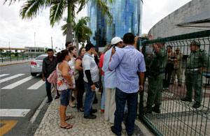 Policiais militares dificultavam a entrada de populares no prédio da Assembleia Legislativa, no fim da manhã de ontem, atendendo ordens da direção da Casa, motivando protestos dos que buscavam acesso ao Legislativo