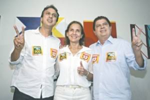 Na tarde de ontem, Camilo Santana acompanhou Mauro Filho na votação em Fortaleza. Antes, ele votou no município de Barbalha e presenciou o voto de Cid Gomes em Sobral. O grupo esteve unido durante todo o domingo