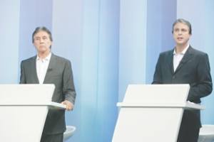 Eunício Oliveira e Camilo Santana, dois candidatos ao Governo do Estado, durante o debate na TV Verdes Mares, na noite da última terça-feira