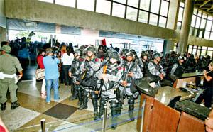 Policiais guardavam a entrada do plenário da Assembleia Legislativa, na manhã passada, em razão da presença de grevistas nas proximidades