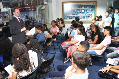 Alunos da Escola Maria Helenilce Martins visitam Assembleia Legislativa