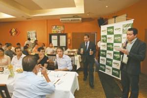 Integrantes da Associação dos Jovens Empresários cearenses reunidos na última segunda-feira, com o candidato Camilo Santana