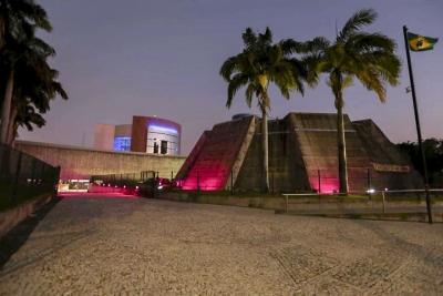 Assembleia adere à campanha Outubro Rosa e recebe iluminação especial