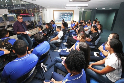 alunos do 1º e 2º ano da Escola de Ensino Fundamental e Médio Noel Hugnem de Oliveira Paiva