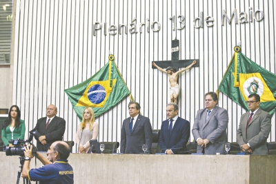 Deputados estaduais cearenses, de pé, no plenário da Assembleia Legislativa estadual, ontem, prestaram homenagem ao chanceler Airton Queiroz com um minuto de silêncio solicitado pelo presidente da Casa