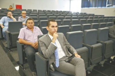 Deputado federal Domingos Neto no plenário do Tribunal de Contas dos Municípios, quando da eleição do pai para presidente, ontem 