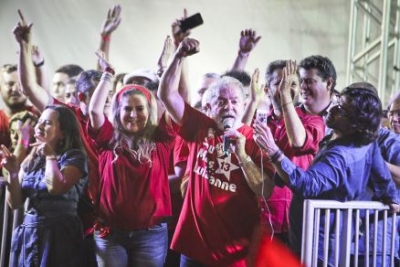 Ex-presidente Lula ao lado da ex-prefeita de Fortaleza e deputada federal Luizianne Lins em ato de campanha na Praça do Ferreira