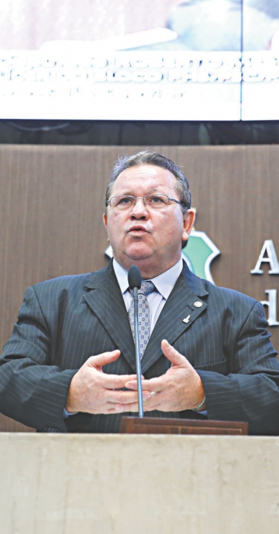 Roberto Mesquita (PV) chegou a levar uma fatura à reunião para alegar cobrança dupla