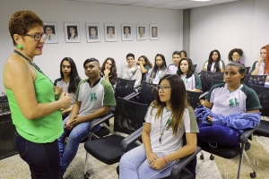 O Parlamento e sua História recebe alunos da escola estadual Santa Luzia