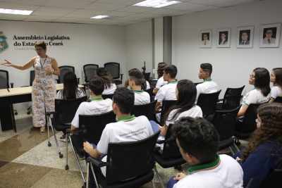 O Parlamento e sua História recebe alunos da Escola Profissional Miguel Gurgel