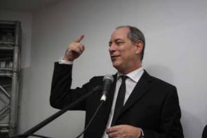 Ciro Gomes tomou posse ontem como titular da Secretaria Estadual da Saúde (Sesa) e prometeu acabar com piscinão do HGF