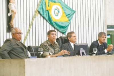 General Estevam Cals Theophilo Gaspar de Oliveira fala aos deputados estaduais cearenses entre o presidente da Casa e um auxiliar