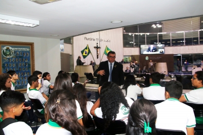 Alunos da Escola de Ensino Médio de Tempo Integral Romeu de Castro Menezes