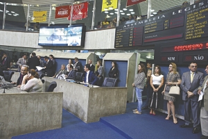 Juízes e servidores do Judiciário, com interesses divergentes, estavam no plenário da Assembleia no momento da votação. Os concursados que se sentem prejudicados com a criação dos cargos comissionados ficaram nas galerias