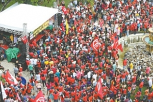 No Centro, apoiadores do petista foram à Praça da Justiça Federal pela manhã, durante o julgamento 