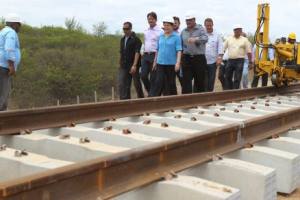 Dilma vistoria trecho em Pernambuco acompanhada dos governadores Cid Gomes e Eduardo Campos