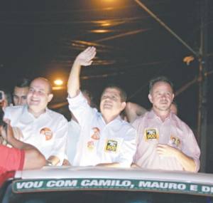 Mauro Filho participou de carreata ontem, na Vila Peri, ao lado do prefeito Roberto Cláudio e outros aliados. Camilo Santana não compareceu