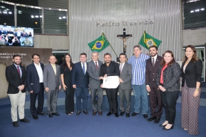 Cantor Xand Avião recebe Título de Cidadão Cearense na Assembleia