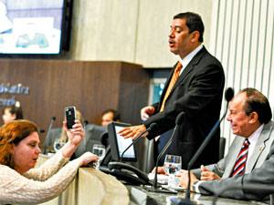 Deputados reclamam por não terem sido chamados para usar a tribuna, como se não tivessem obrigação de estar em plenário durante a sessão plenária da Casa