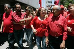 Elmano de Freitas chegou ao seu local de votação, pela manhã, acompanhado da prefeita Luizianne Lins e de parlamentares petistas. Outros defensores da candidatura do PT já o aguardavam na Assembleia Legislativa