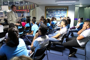 Alunos da Escola de Ensino Fundamental e Médio Polivalente Modelo de Fortaleza participam do projeto O Parlamento e Sua História