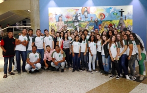 Alunos da Escola de Ensino Fundamental e Médio Santa Luzia participam do projeto O Parlamento e sua História