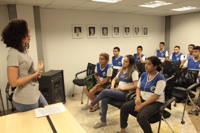 Alunos da Escola Estadual Balbina Jucá de Albuquerque visitam a Assembleia